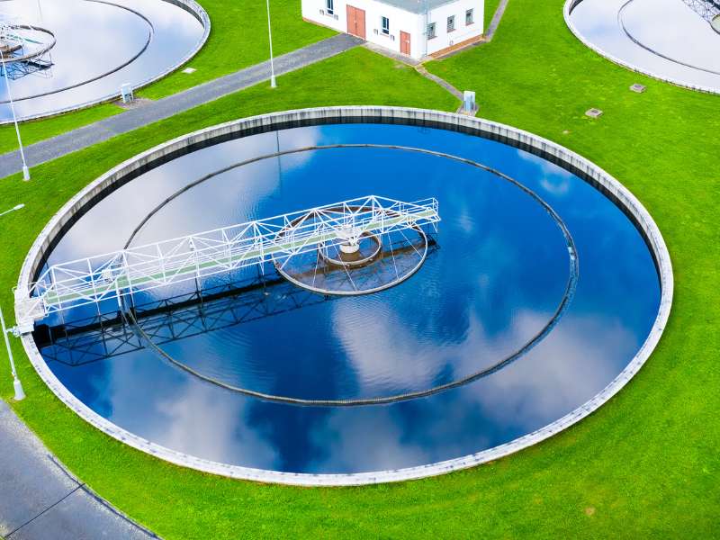 Estações de tratamento de água e esgoto: como funcionam? 1 Estações de tratamento de água e esgoto como funcionam